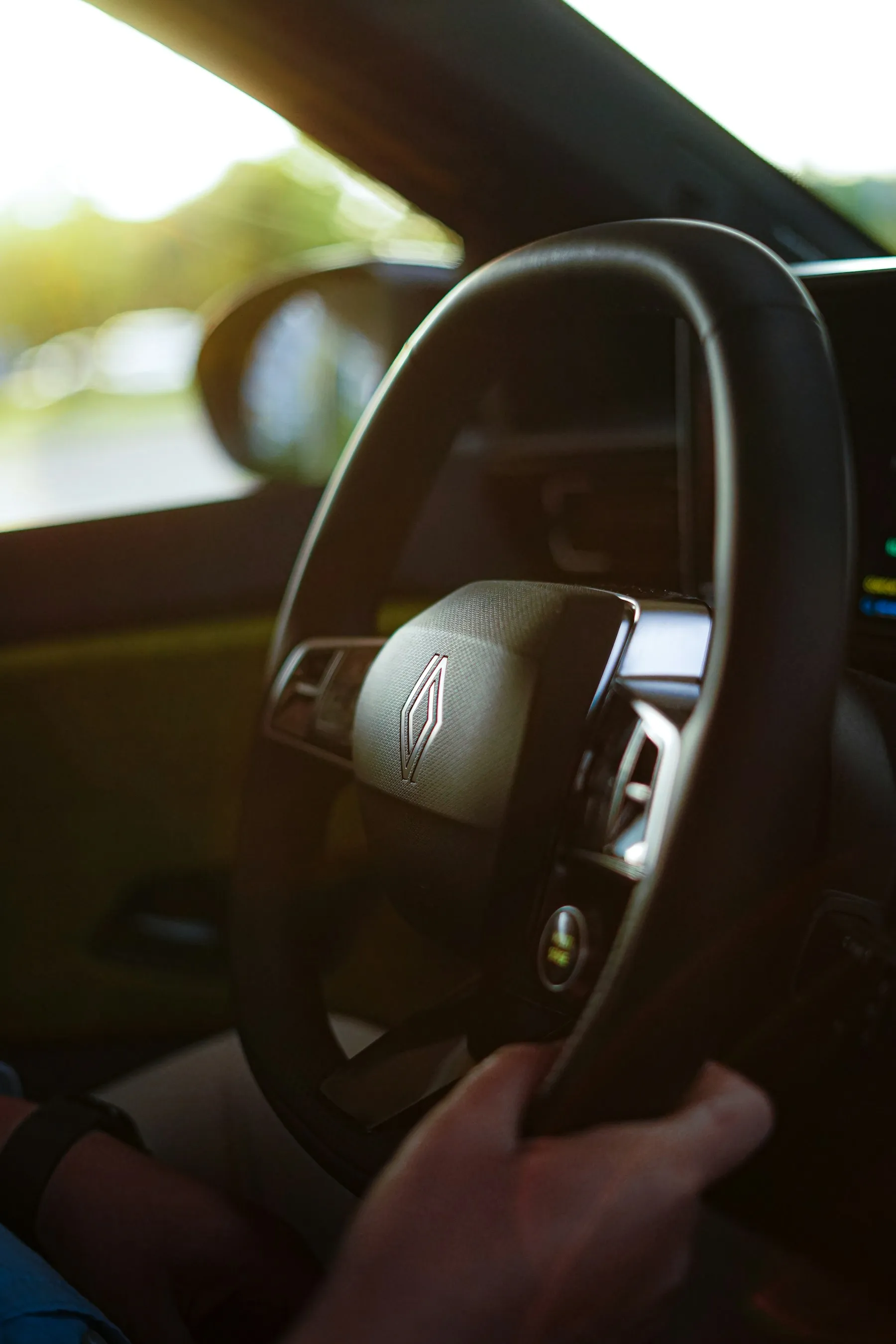 Main sur le volant d’une voiture