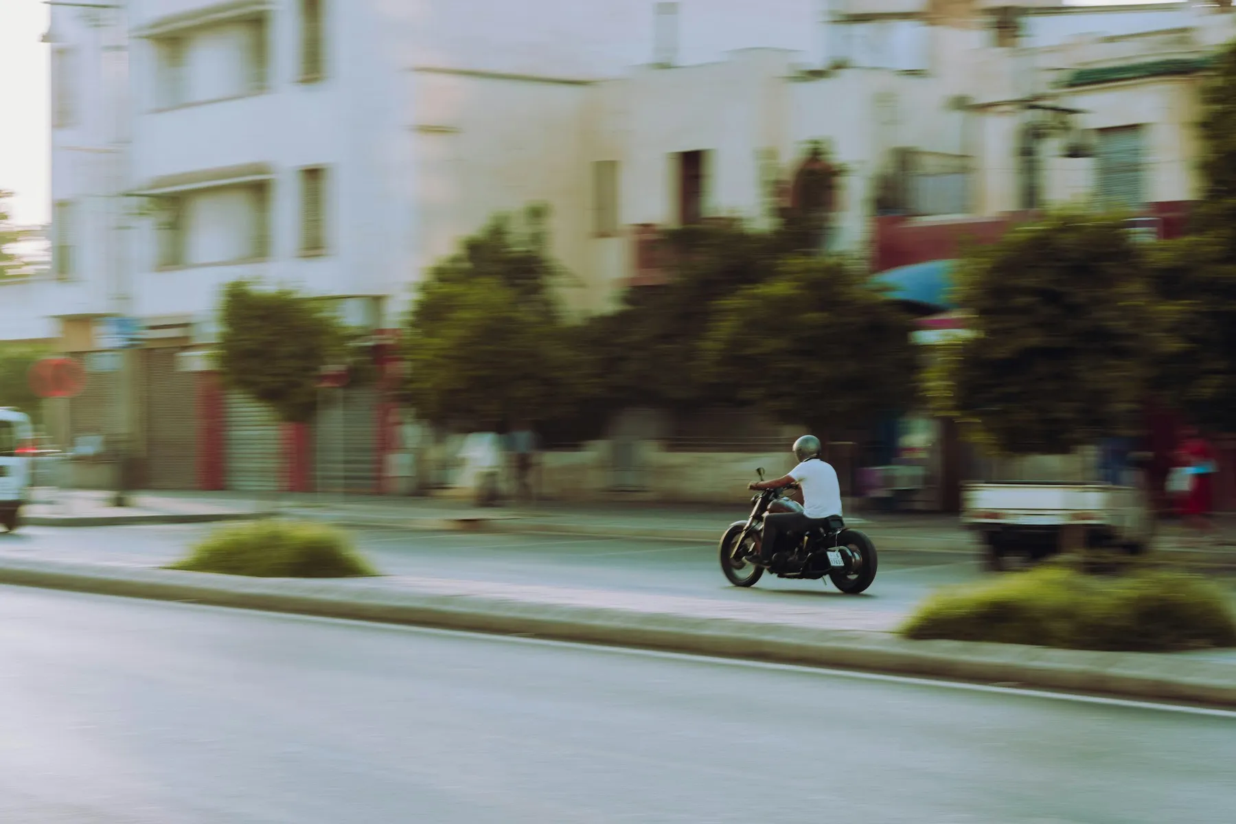 Motocycliste dans une avenue à Meknès